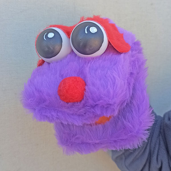 Bocón morado con la ceja roja