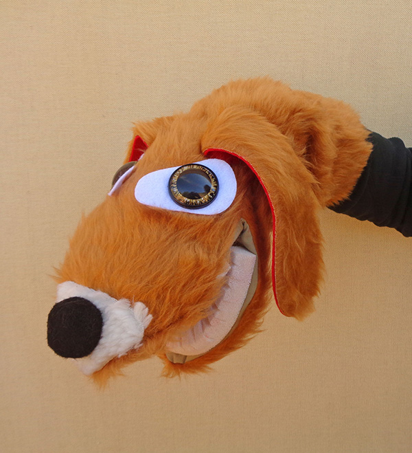 Títere de perro marrón