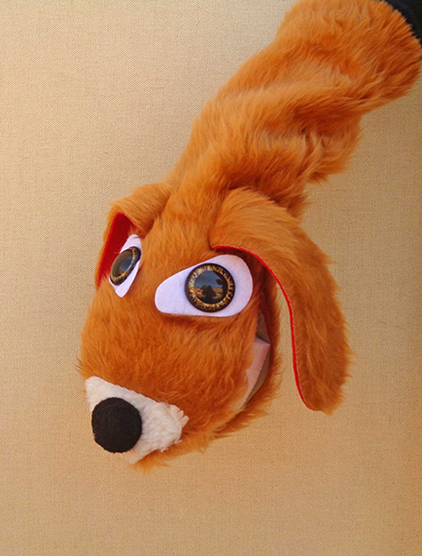 Títere de perro con orejas largas