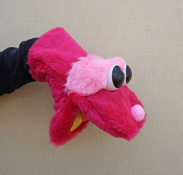 Títere bocón fucsia con cejas y nariz rosa