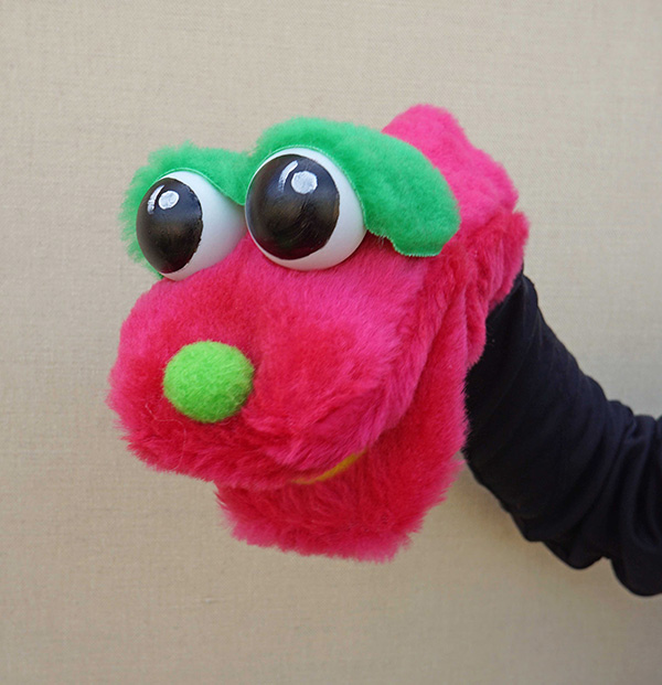 Títere bocón fucsia con ojos saltones