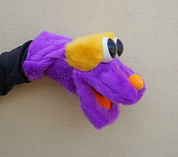Títere bocón morado con ojos saltones