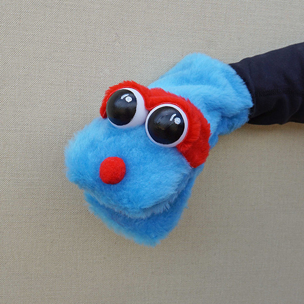 Títere bocón azul con cejas y nariz rojas