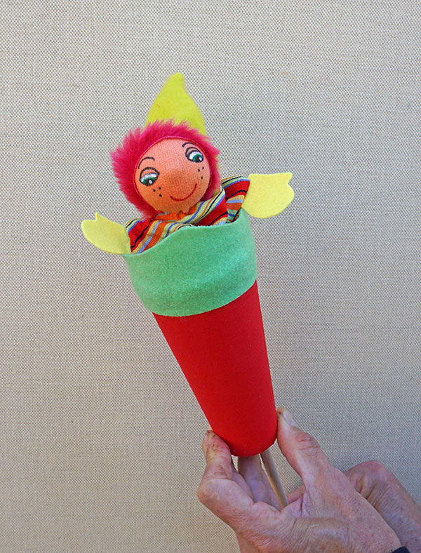 Títere de cono de duende con pelo fucsia y gorro pistacho