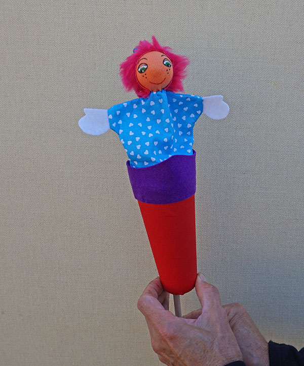 Títere de cono de duende con pelo fucsia y gorro azul