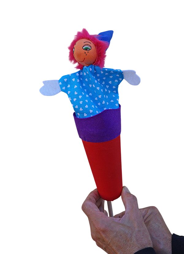 Títere de cono de duende rojo con traje azul de corazones y cono rojo