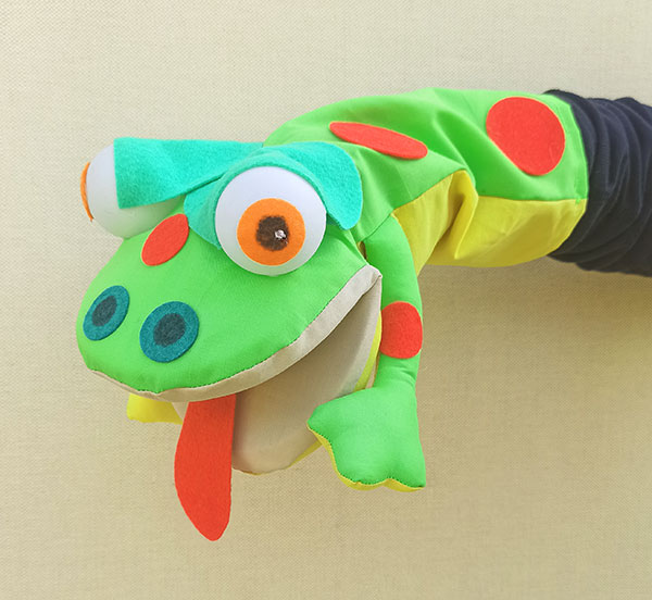 Títere de rana con lengua roja