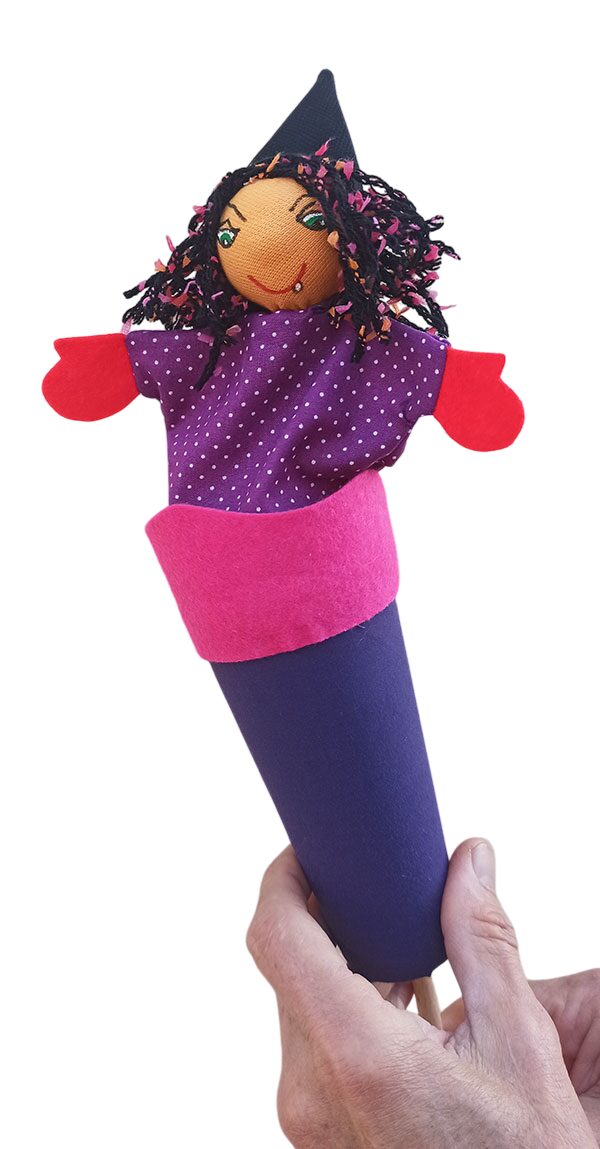 Títere de cono de bruja con gorro negro
