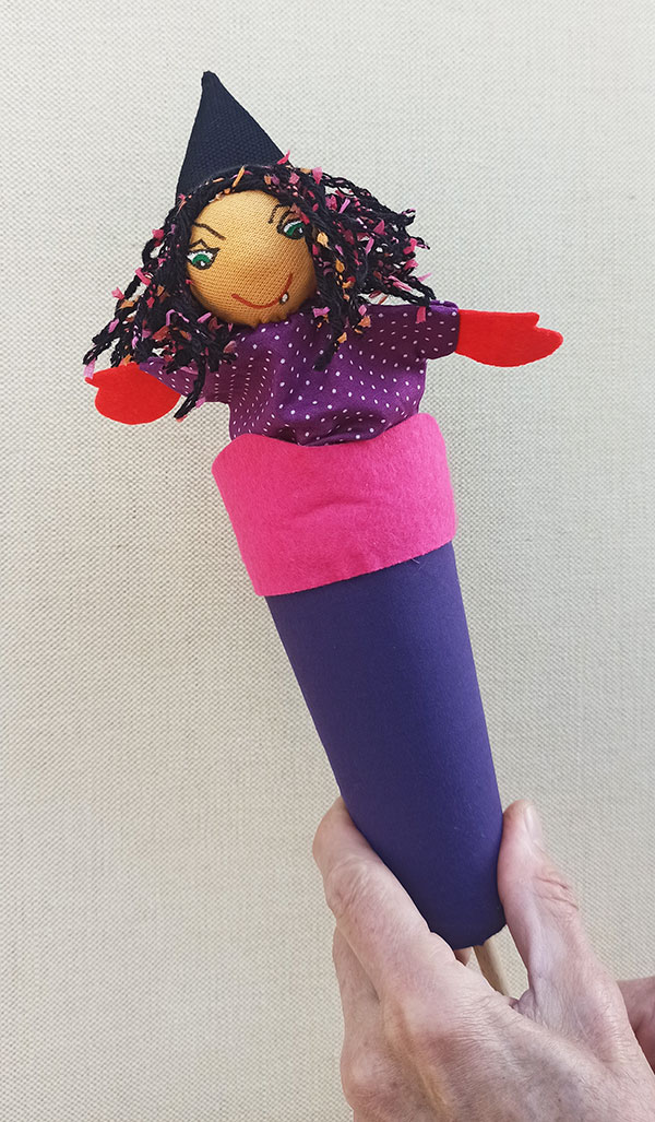 Títere de cono de bruja con traje morado con puntos y cono morado