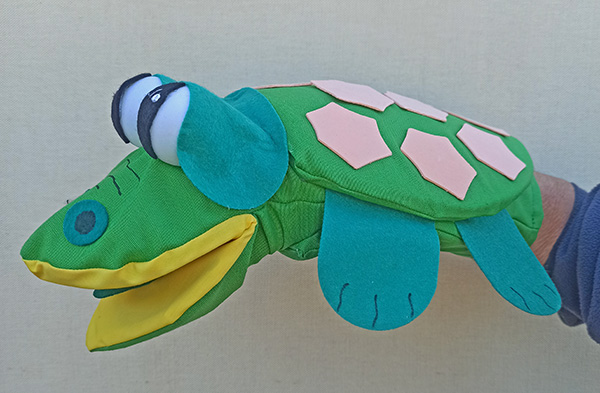 Títeres de tortuga que abre la boca
