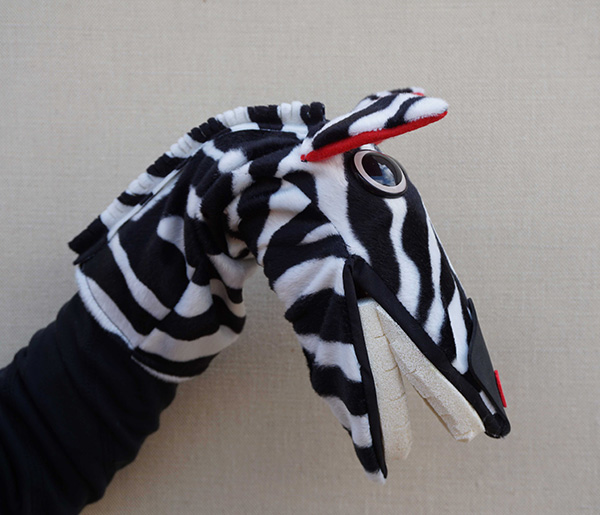 Títere de cebra que abre la boca