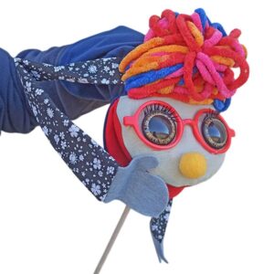 Títere de varilla de abuela con gafas rojas