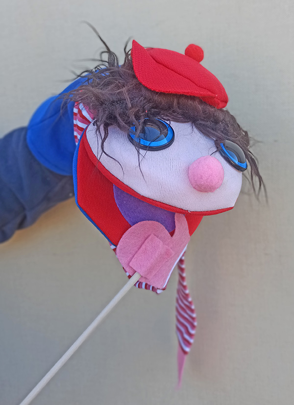 Títere de varilla de niño con gorra roja