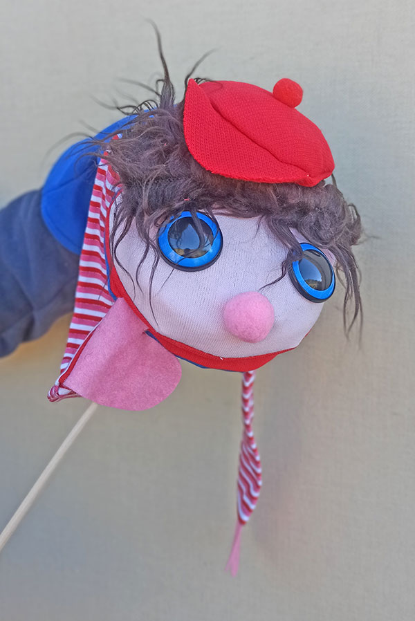 Títere de varilla de niño con traje azul