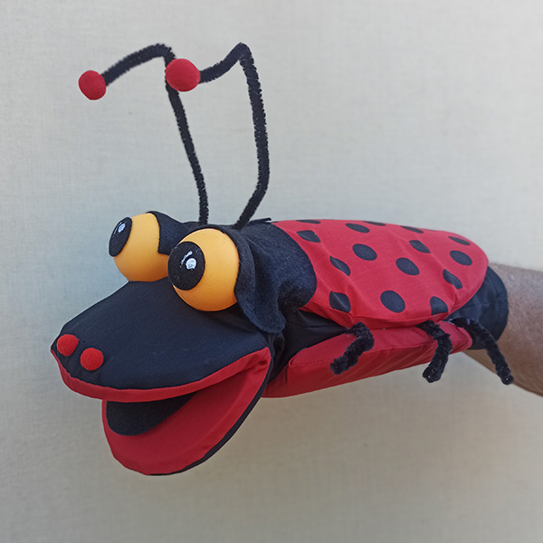 Títere de mariquita que abre la boca