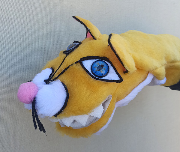 Títere de gato que abre la boca