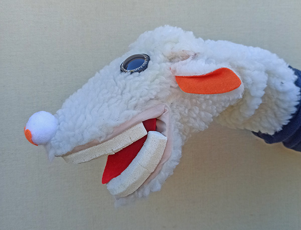 Títere de oveja que abre la boca.