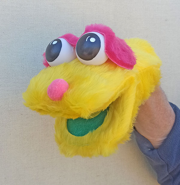 Bocón amarillo con fucsia, abre y cierra la boca