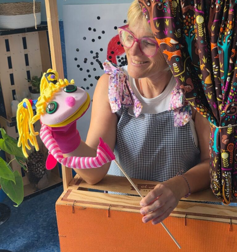Maestra de infantil con títere
