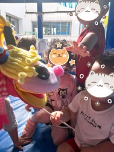 Niños de infantil jugando con un títere.