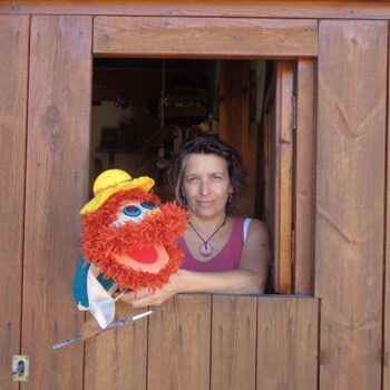 Títere de Van Gogh junto a una persona