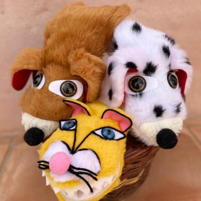 Títeres de perro y gato en un cesto